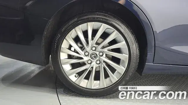 Lexus ES300h 2023 — Şəkil 28/33