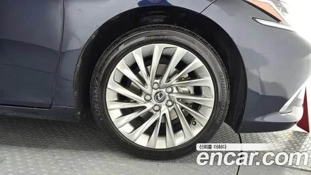 Lexus ES300h 2023 — Şəkil 26/33