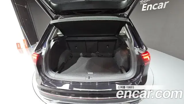 Volkswagen Tiguan 2021 — Şəkil 28/32