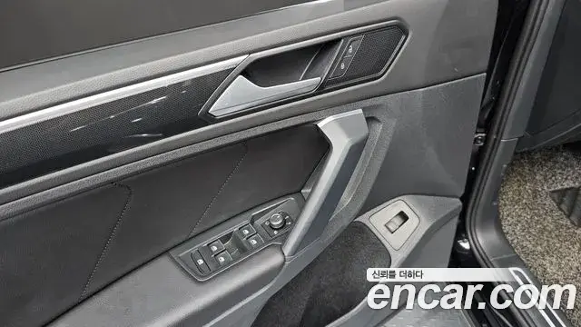 Volkswagen Tiguan 2021 — Şəkil 25/32