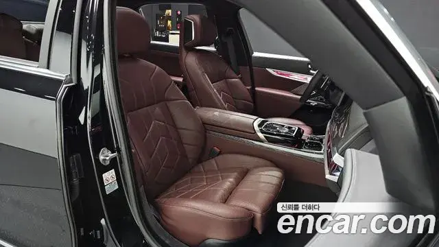 BMW 7 Series 2022 — ფოტო 18/34