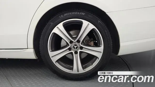 Mercedes-Benz E-Class 2019 — ფოტო 33/37