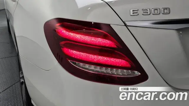 Mercedes-Benz E-Class 2019 — ფოტო 31/37