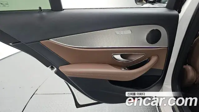 Mercedes-Benz E-Class 2019 — ფოტო 8/37