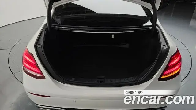Mercedes-Benz E-Class 2019 — ფოტო 11/37