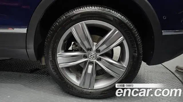 Volkswagen Tiguan 2018 — Photo 18/34