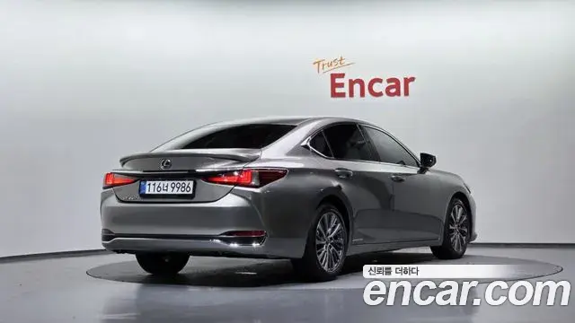 Lexus ES300h 2018 — ფოტო 18/20