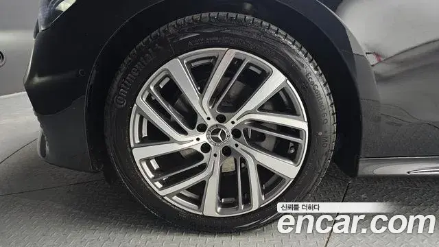 Mercedes-Benz E-Class 2025 — ფოტო 18/34