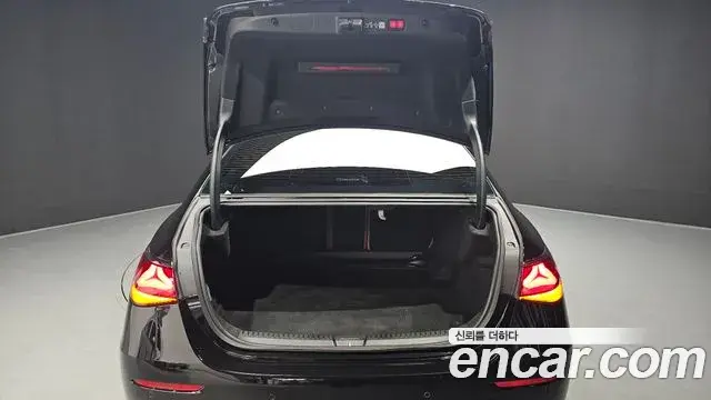 Mercedes-Benz E-Class 2025 — ფოტო 33/34