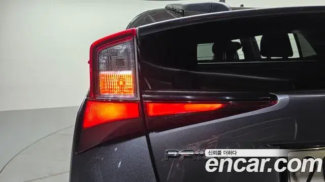 Toyota Prius 2021 — Şəkil 15/32