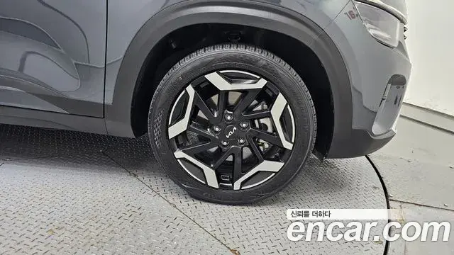 Kia Seltos 2023 — Photo 9/32
