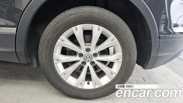 Volkswagen Tiguan 2018 — Photo 24/34