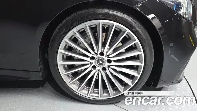 Mercedes-Benz C-Class 2023 — Photo 13/32