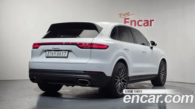 Porsche Cayenne 2021 — ფოტო 29/33