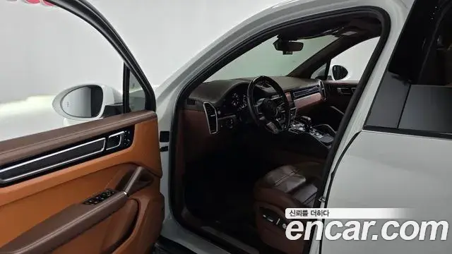 Porsche Cayenne 2021 — ფოტო 18/33