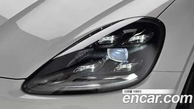 Porsche Cayenne 2021 — ფოტო 12/33