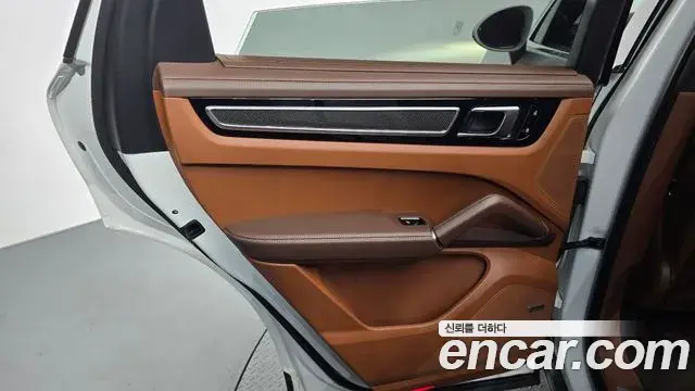 Porsche Cayenne 2021 — ფოტო 21/33
