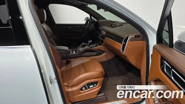 Porsche Cayenne 2021 — ფოტო 23/33