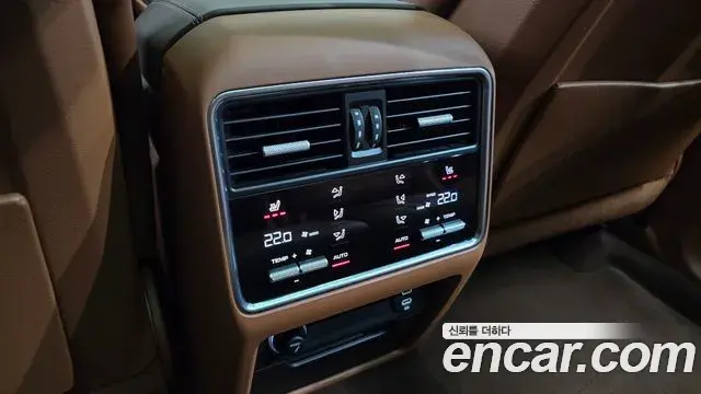 Porsche Cayenne 2021 — ფოტო 27/33