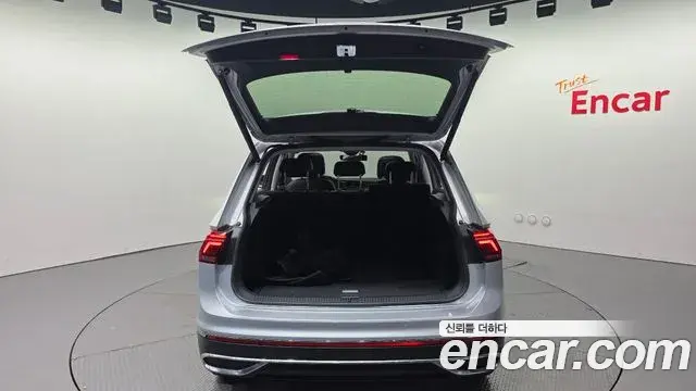 Volkswagen Tiguan 2022 — Şəkil 27/36