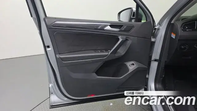 Volkswagen Tiguan 2022 — Şəkil 32/36