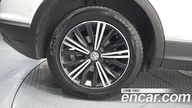 Volkswagen Tiguan 2019 — Şəkil 21/31