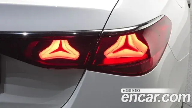 Mercedes-Benz E-Class 2024 — ფოტო 7/31