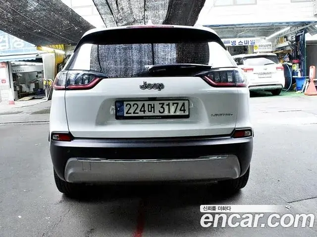 Jeep Cherokee 2021 — ფოტო 7/20