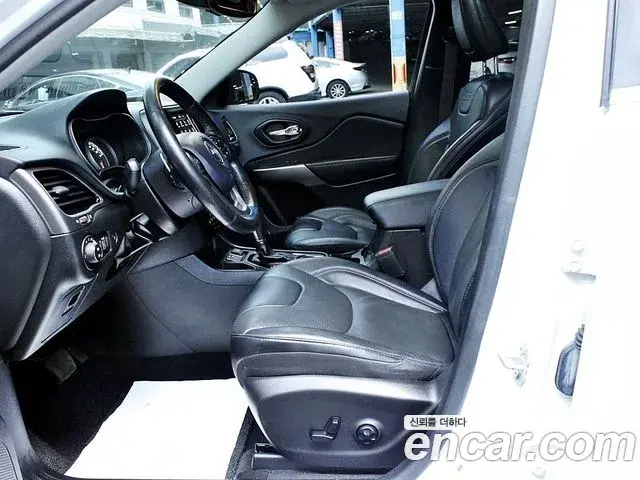 Jeep Cherokee 2021 — ფოტო 9/20