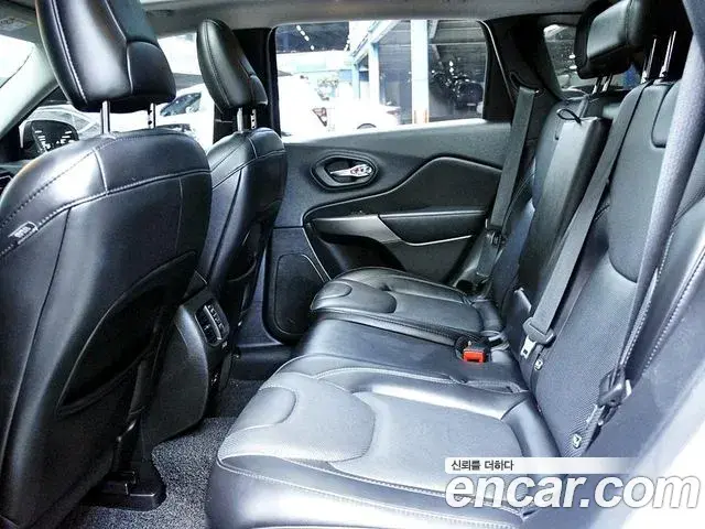 Jeep Cherokee 2021 — ფოტო 16/20