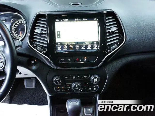 Jeep Cherokee 2021 — ფოტო 13/20