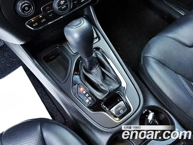 Jeep Cherokee 2021 — ფოტო 17/20