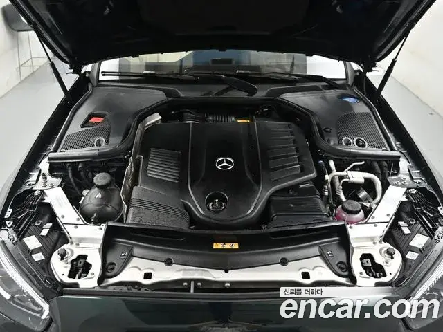 Mercedes-Benz E-Class 2022 — Photo 9/20