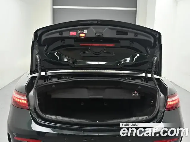 Mercedes-Benz E-Class 2022 — Photo 4/20