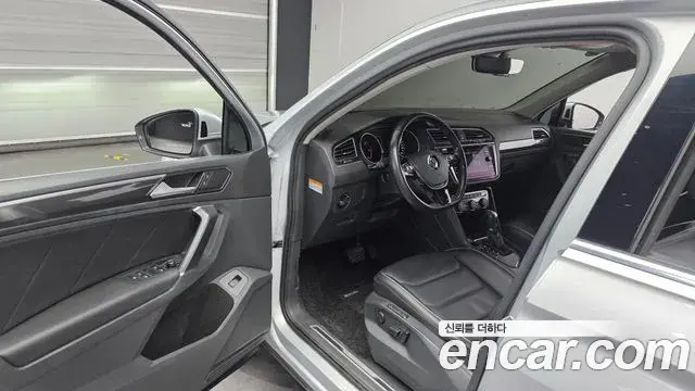 Volkswagen Tiguan 2018 — Şəkil 16/20