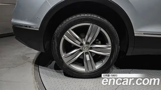 Volkswagen Tiguan 2018 — ფოტო 29/30