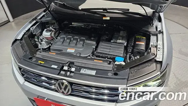 Volkswagen Tiguan 2018 — ფოტო 8/30