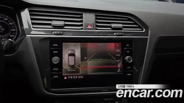Volkswagen Tiguan 2018 — ფოტო 17/30