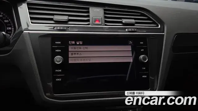 Volkswagen Tiguan 2018 — ფოტო 11/30