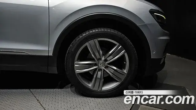 Volkswagen Tiguan 2018 — ფოტო 20/30