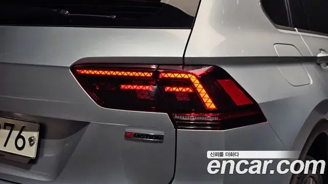 Volkswagen Tiguan 2018 — ფოტო 25/30