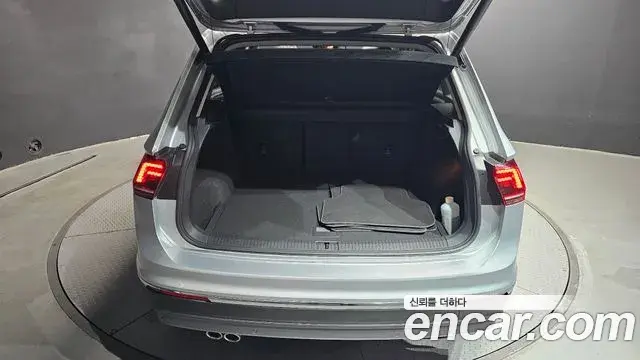 Volkswagen Tiguan 2018 — ფოტო 26/30