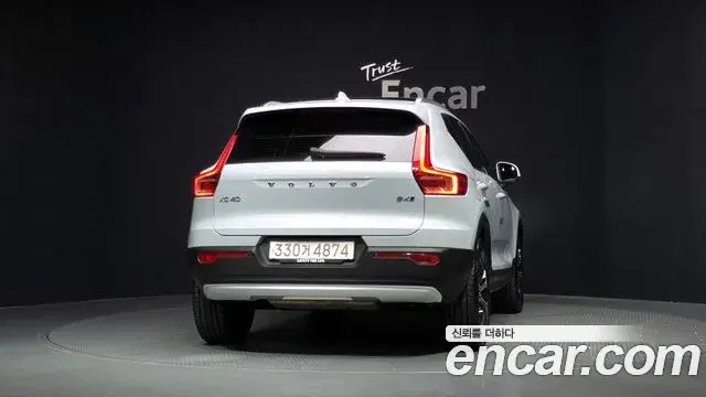Volvo XC40 2020 — ფოტო 12/32