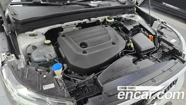 Volvo XC40 2020 — ფოტო 23/32