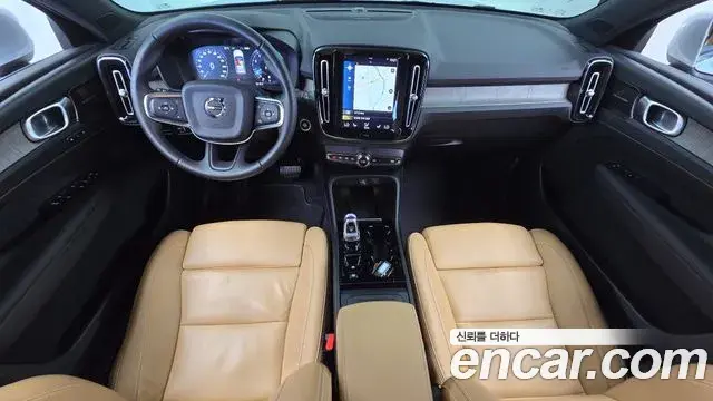 Volvo XC40 2020 — ფოტო 17/32
