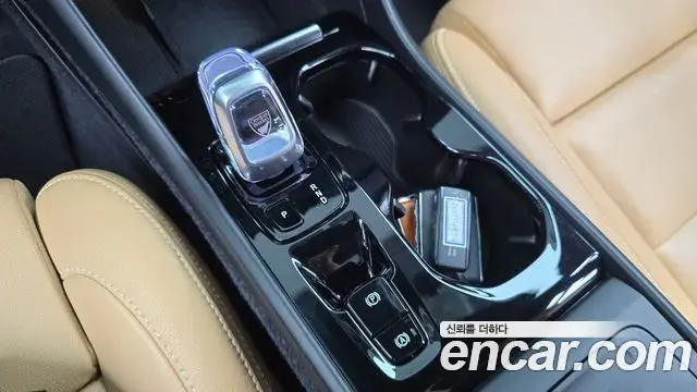 Volvo XC40 2020 — ფოტო 2/32