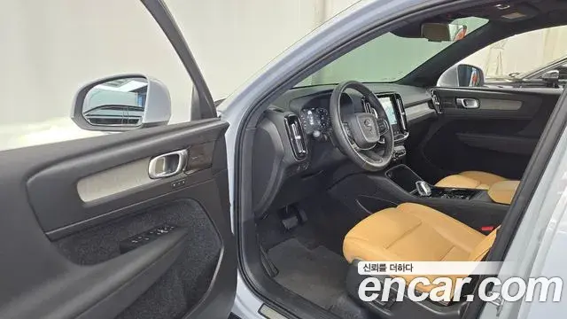 Volvo XC40 2020 — ფოტო 1/32