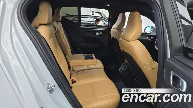 Volvo XC40 2020 — ფოტო 21/32