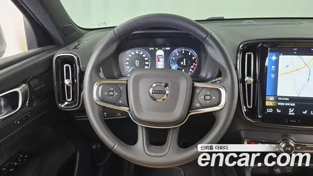 Volvo XC40 2020 — ფოტო 26/32