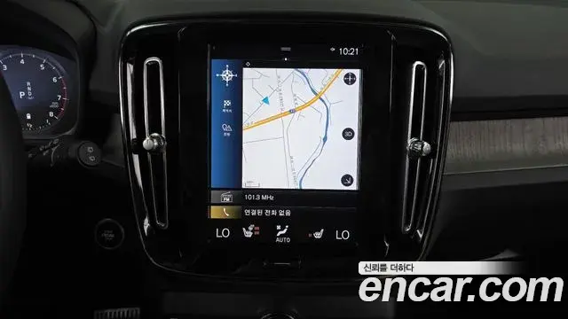 Volvo XC40 2020 — ფოტო 30/32